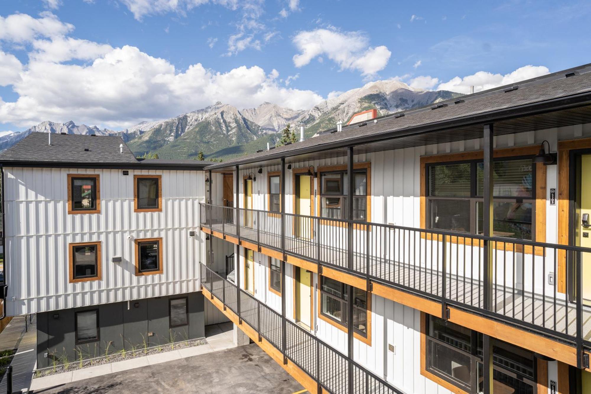 Basecamp Suites キャンモア エクステリア 写真